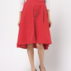 個性豊かな≪赤いスカート≫も！カラースカートの着回しスタイリング術♪　